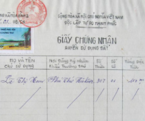 Chủ tịch xã tự thiết kế "sổ đỏ" để… cấp cho dân!