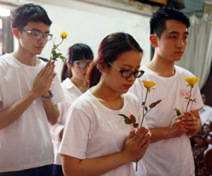 Hoa hồng vàng thay nén hương tiễn biệt Thương Sobey