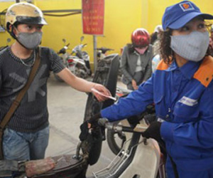 Không giảm giá xăng: Người tiêu dùng lại chịu thiệt