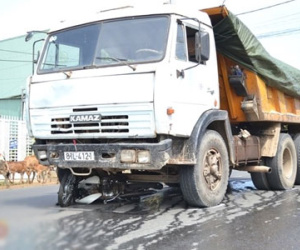 2 nữ sinh thoát chết hi hữu khi bị xe tải kéo lê hơn 50m