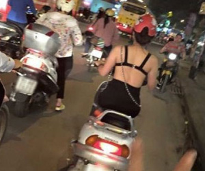Clip cô gái mặc như không chạy xe trên phố Hà Nội