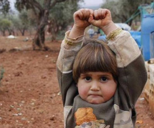 Em bé “đầu hàng” Syria gây sốt