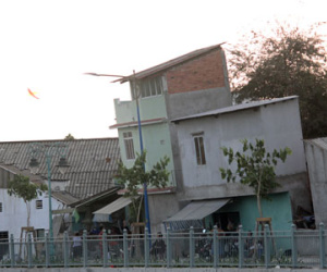 Hàng trăm nhà chờ sập bên dòng kênh mới hồi sinh ở Sài Gòn