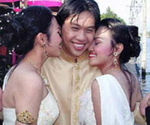 Kết hôn với cả hai chị em sinh đôi
