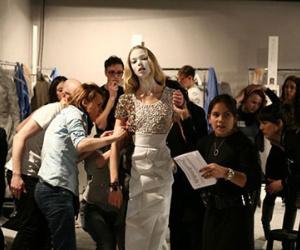 Những bí mật gây sốc phía sau tấm vé mời fashion week