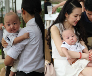 Quý tử nhà Tuấn Hưng lần đầu đi event cùng bố mẹ