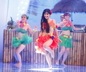 Vietnams Got Talent: Cô bé 13 tuổi nhảy Hawaii nóng bỏng, quyến rũ