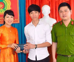 Chàng sinh viên trả lại sổ tiết kiệm hơn 1,3 tỷ đồng nhặt được