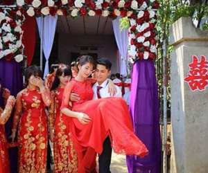 Chú rể bế cô dâu xinh gãy chân ở lễ ăn hỏi gây cảm động