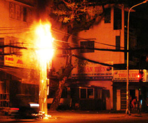 Cột điện bốc cháy, khu Thụy Khuê có thể mất điện một ngày