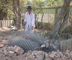 Giảng viên thuê máy xúc phá nhà cán bộ
