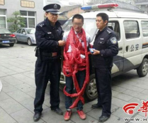 Thất tình, thanh niên quấn pháo tép quanh người dọa đánh bom nhà bạn gái