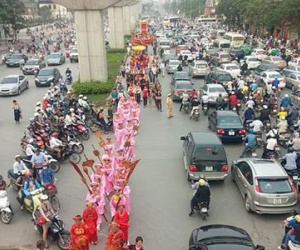 Xôn xao hình ảnh kiệu bay giữa đường Hà Nội
