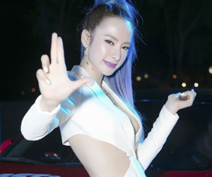 Angela Phương Trinh diện váy hở trước hở sau đi xem Fast & Furious