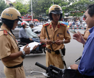 Đề xuất gắn camera trên mũ cảnh sát giao thông