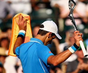Djokovic ngược dòng vào tứ kết Miami Masters