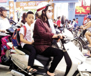 Học sinh không đội mũ bảo hiểm, giáo viên chịu trách nhiệm?