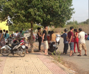 Người đàn ông chết gục cạnh 2 chai thuốc sâu