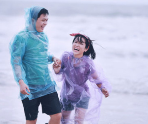 Bộ ảnh cưới độc và dị: "Ăn chơi sợ gì mưa rơi"