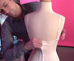 Clip: Xem cánh mày râu toát mồ hôi cởi áo nịt ngực phụ nữ