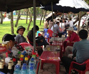 Công viên tràn ngập hàng rong, “chợ tình”