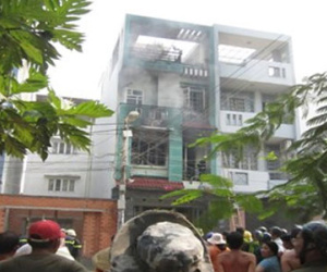 Nhà 4 tầng cháy ngùn ngụt sau tiếng nổ lớn