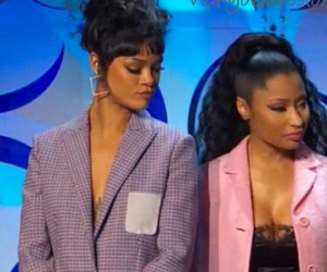 Rihanna bị bắt gặp nhìn trộm vòng 1 của Nicki Minaj