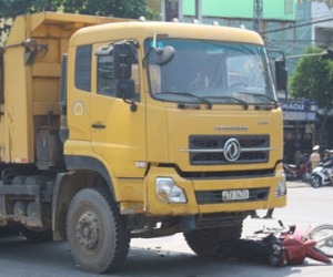Bé 15 tháng tuổi chết thảm dưới bánh xe ben
