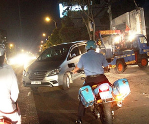 Bị thổi phạt, tài xế Uber tháo chạy như... phim hành động