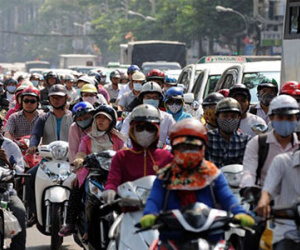 Dòng người chôn chân giữa nắng nóng ở Sài Gòn