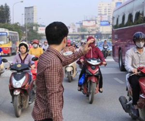 Hà Nội: Mất cầu vượt, hàng ngàn người vượt 3 làn đường để bắt xe buýt