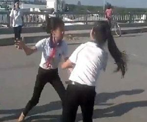 Học sinh đánh nhau, bạn cổ vũ, làm duyên