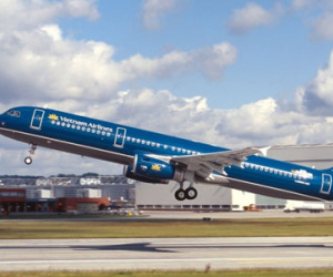 Máy bay Vietnam Airlines chở 141 hành khách hạ cánh khẩn cấp