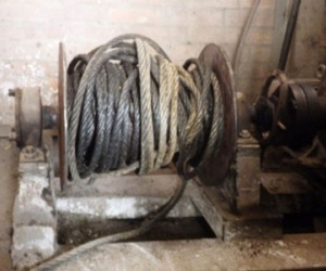 Một công nhân bị máy tời gạch cuốn nát nửa người