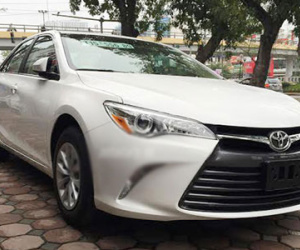 Soi chi tiết Toyota Camry 2015 bản Mỹ vừa về Hà Nội