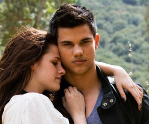 Taylor Lautner an ủi Kristen Stewart sau tin Robert đính hôn
