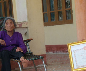 Mẹ Việt Nam anh hùng 91 tuổi dọa cắn lưỡi nếu cán bộ đến gần