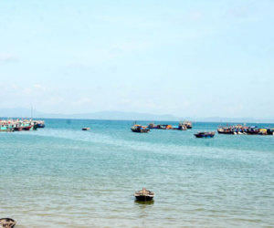 Quảng Ninh: Sóng to đánh chìm một tàu vận tải chở 9 người