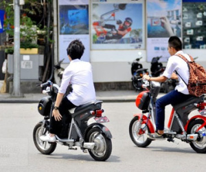 Trước ngày xử phạt, nhiều người đi xe đạp điện vẫn vô tư không đội mũ bảo hiểm