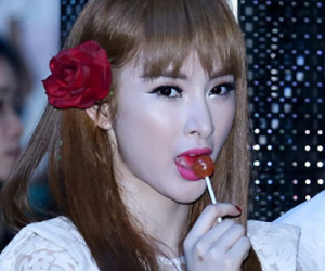 Angela Phương Trinh bắt chước Sơn Tùng ngậm kẹo ở sự kiện