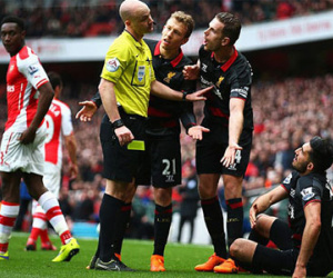 Cứ trận quan trọng là Liverpool bị đuổi người