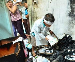 Hàng trăm người bất lực nhìn thanh niên tự thiêu trong nhà