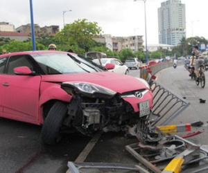Nữ tài xế lái xe ủi bay hàng chục mét dải phân cách