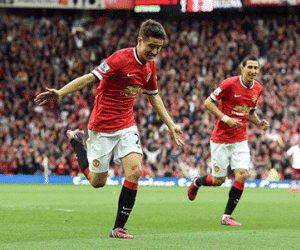 Van Gaal thú nhận đã hôn Herrera vì quá... sướng!