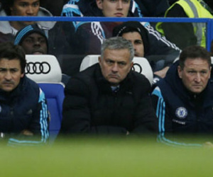 Vì sao Mourinho KHÓC mếu máo, đập đầu xuống đất trong trận gặp Stoke?