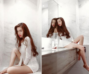 Elly Trần khoe đường cong "hút mắt" trong phòng tắm