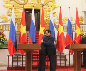 Thủ tướng Nguyễn Tấn Dũng nồng thắm ôm Thủ tướng Nga Medvedev