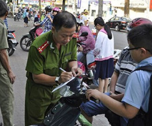 TP.HCM: Nhắc nhở không xuể trẻ em không đội mũ bảo hiểm