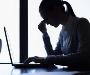 Bí quyết tránh đau đầu khi ngồi làm việc với máy tính?