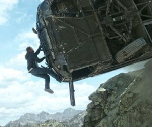 Cảnh thót tim nhất của Paul Walker suýt mất hút trong “Fast & Furious 7”